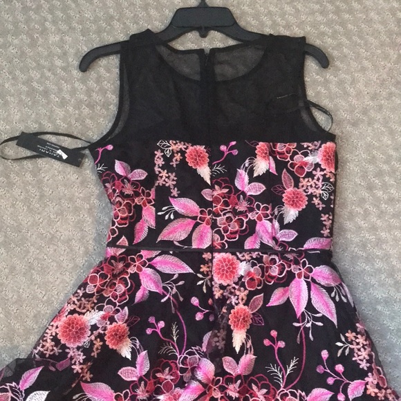 Tahari sleeveless midi dress with colorful fabric - Picture 5 of 7